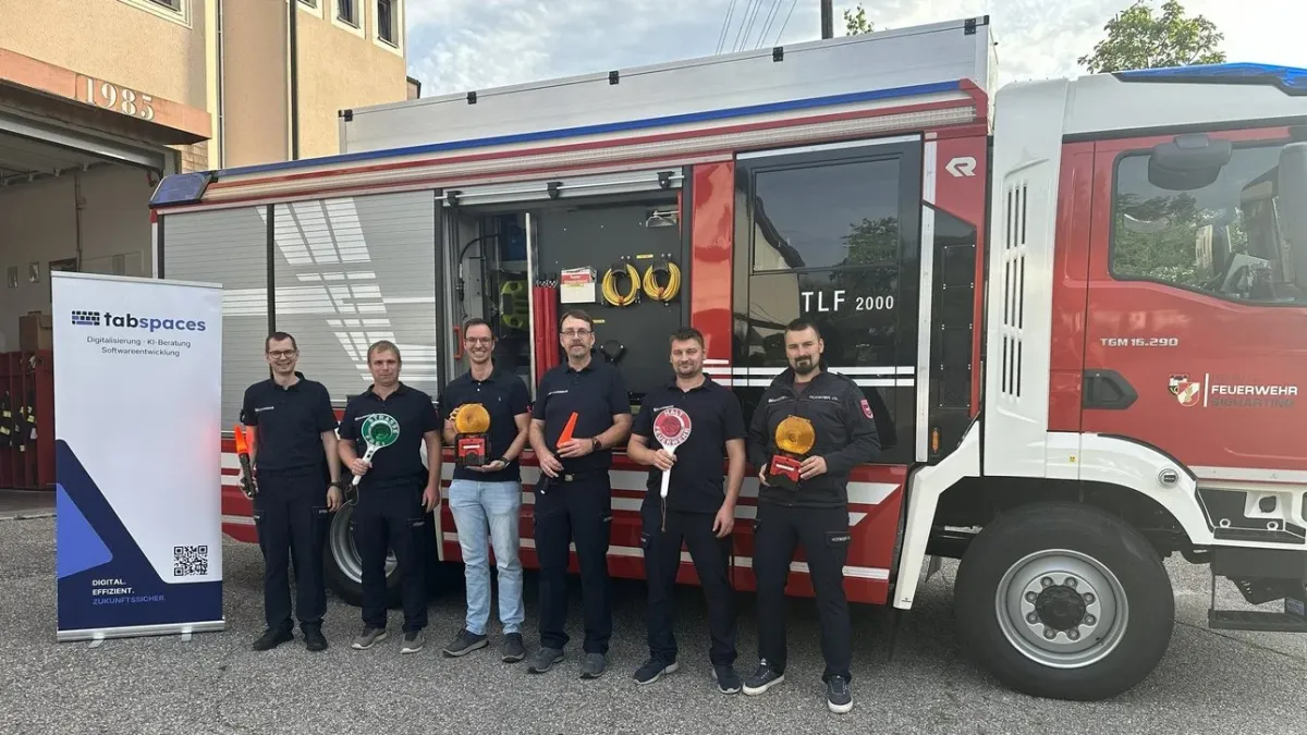 Christoph Stenglein mit Mitgliedern der FF Sigharting und dem Beleuchtungspaket vor dem neuen Tanklöschfahrzeug. Foto: FF Sigharting.