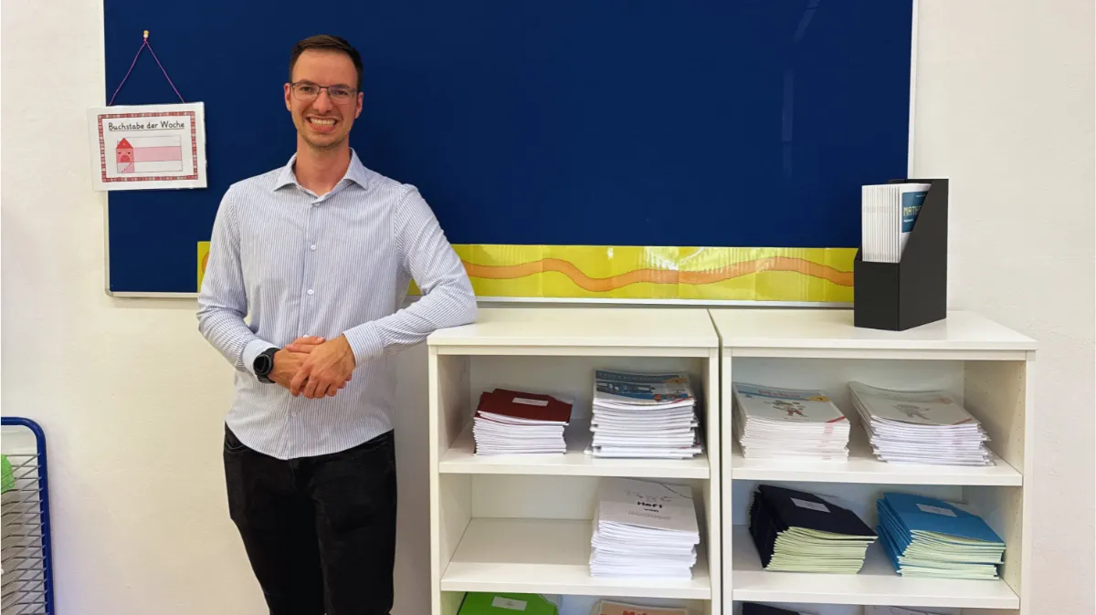 Christoph Stenglein vor den neuen Regalen im Klassenzimmer der 1a in der Volksschule Schärding