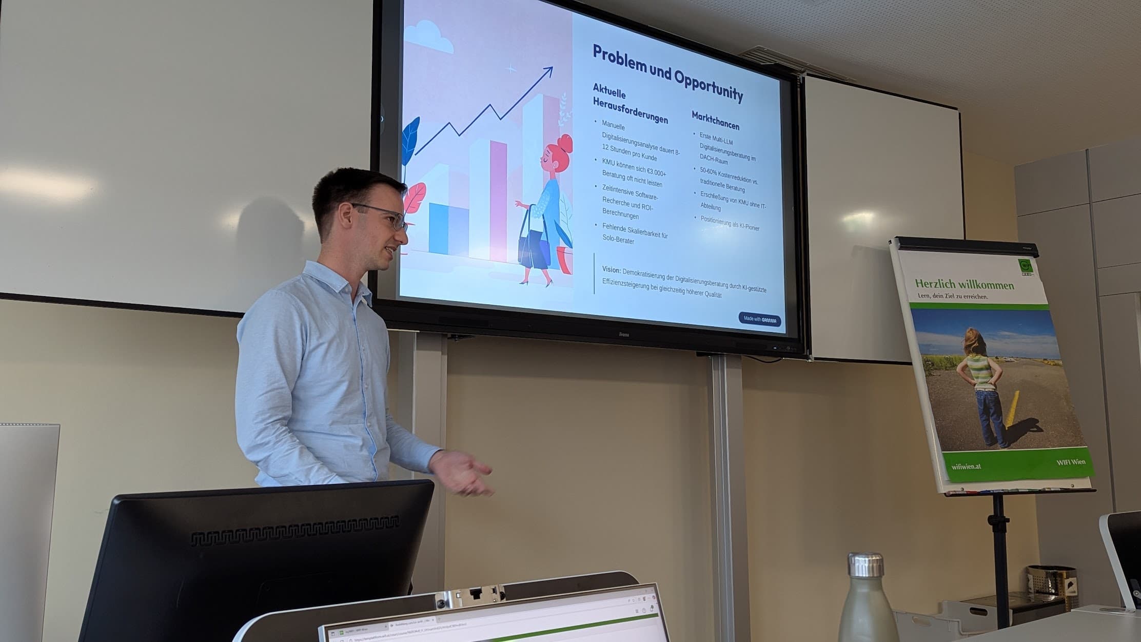 Christoph Stenglein präsentiert als zertifizierter KI Beauftragter eine Analyse zu einer Digitalisierungsberatungs KI während eines Workshops